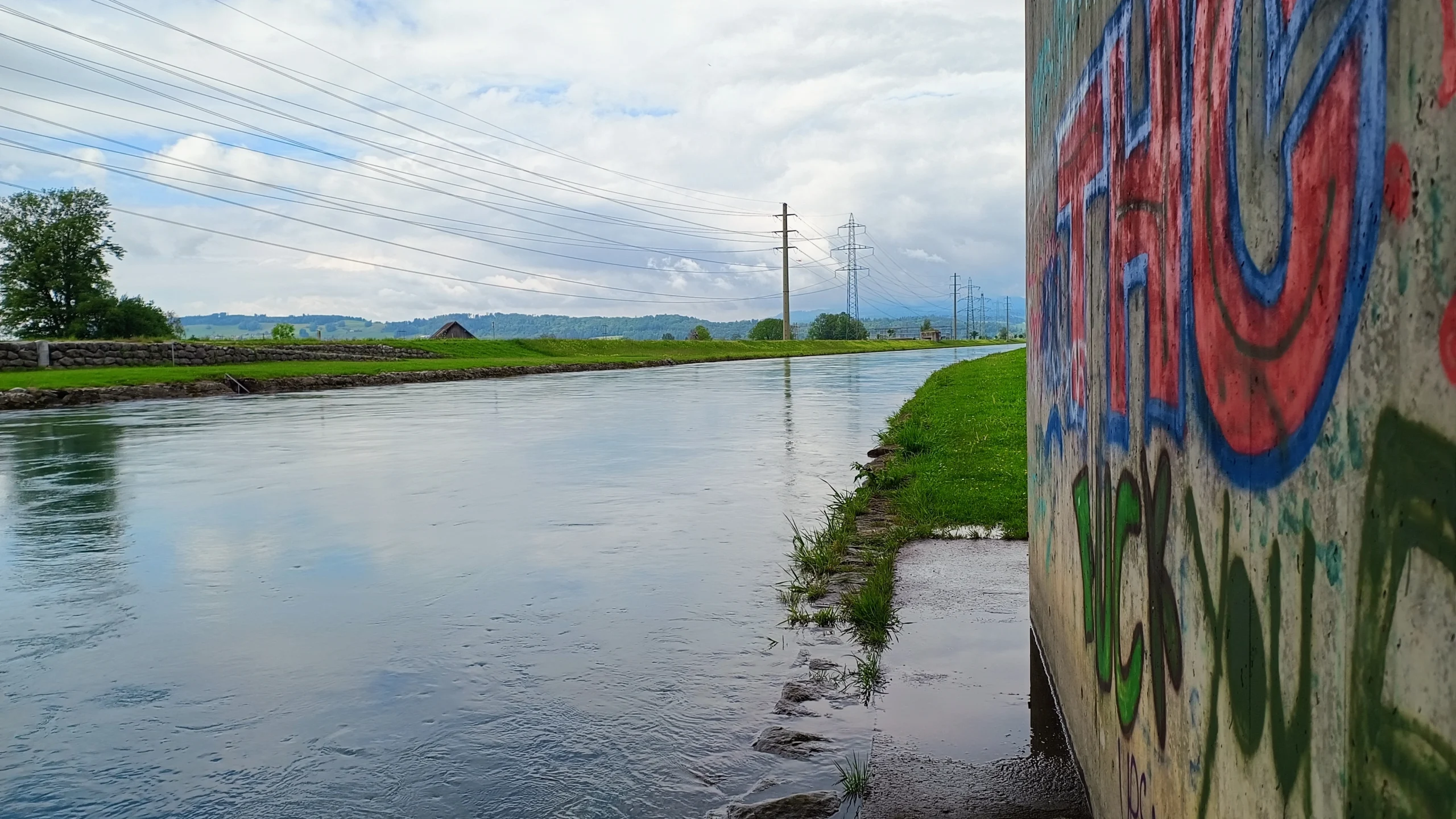 Die Linth mit einem sehr hohen Wasserstand