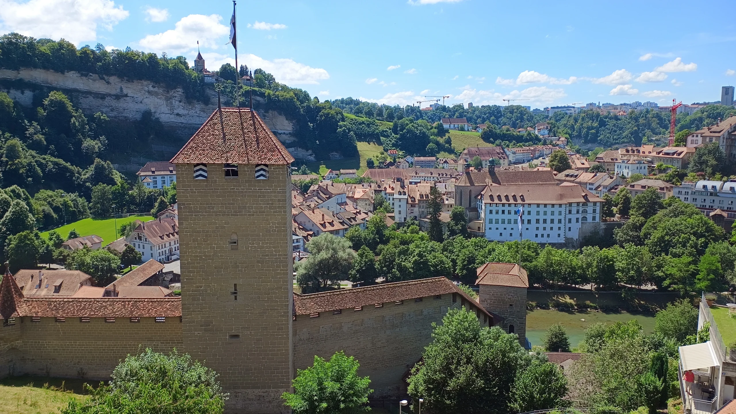Blick von der Zähringerbrücke auf die Altstadt von Freiburg