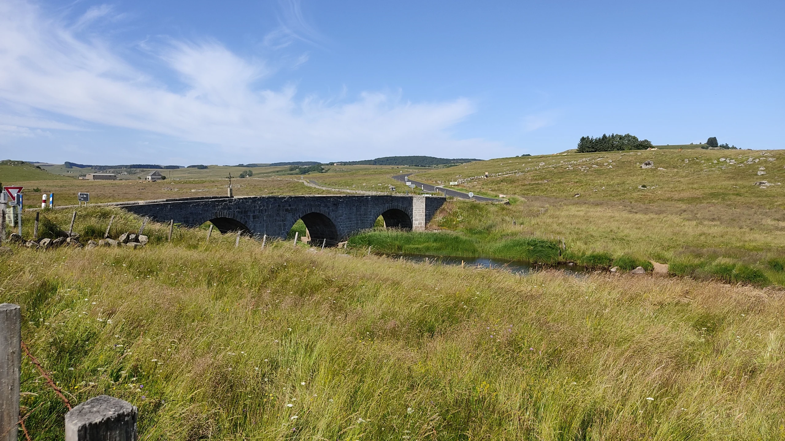 Brücke über einen Fluss auf dem Aubrac-Plateau