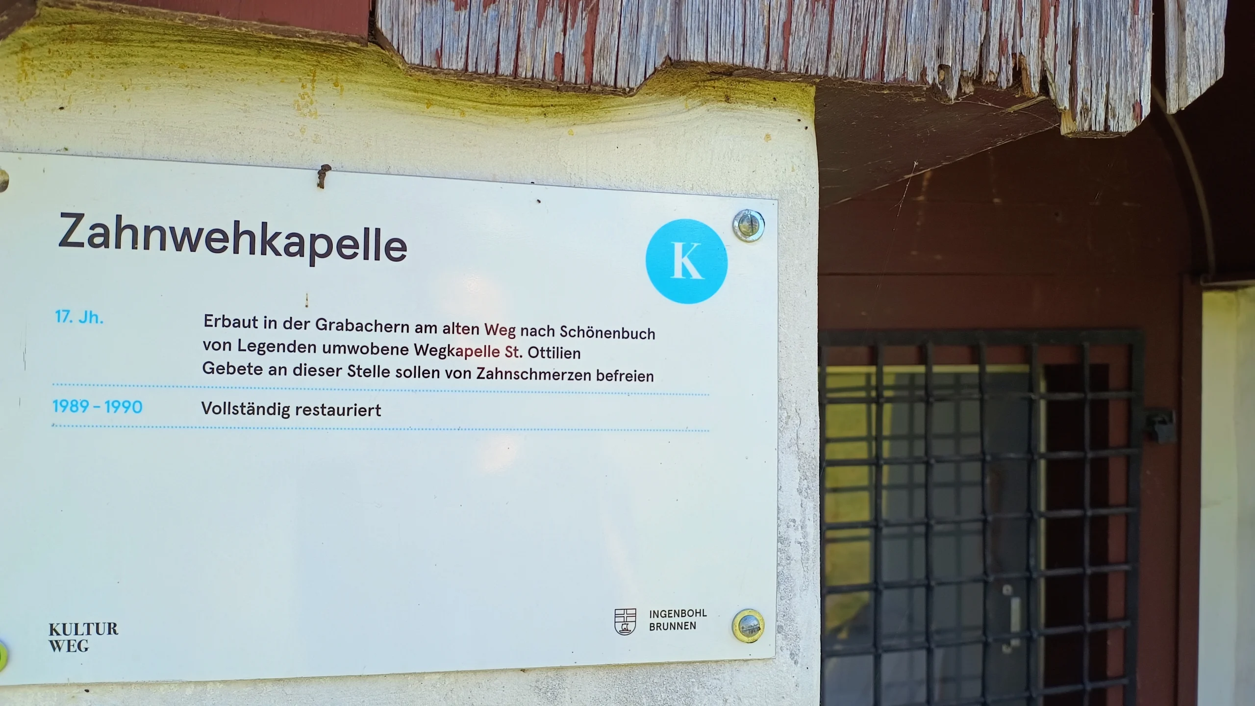 Schild mit Beschreibung der Zahnwehkapelle
