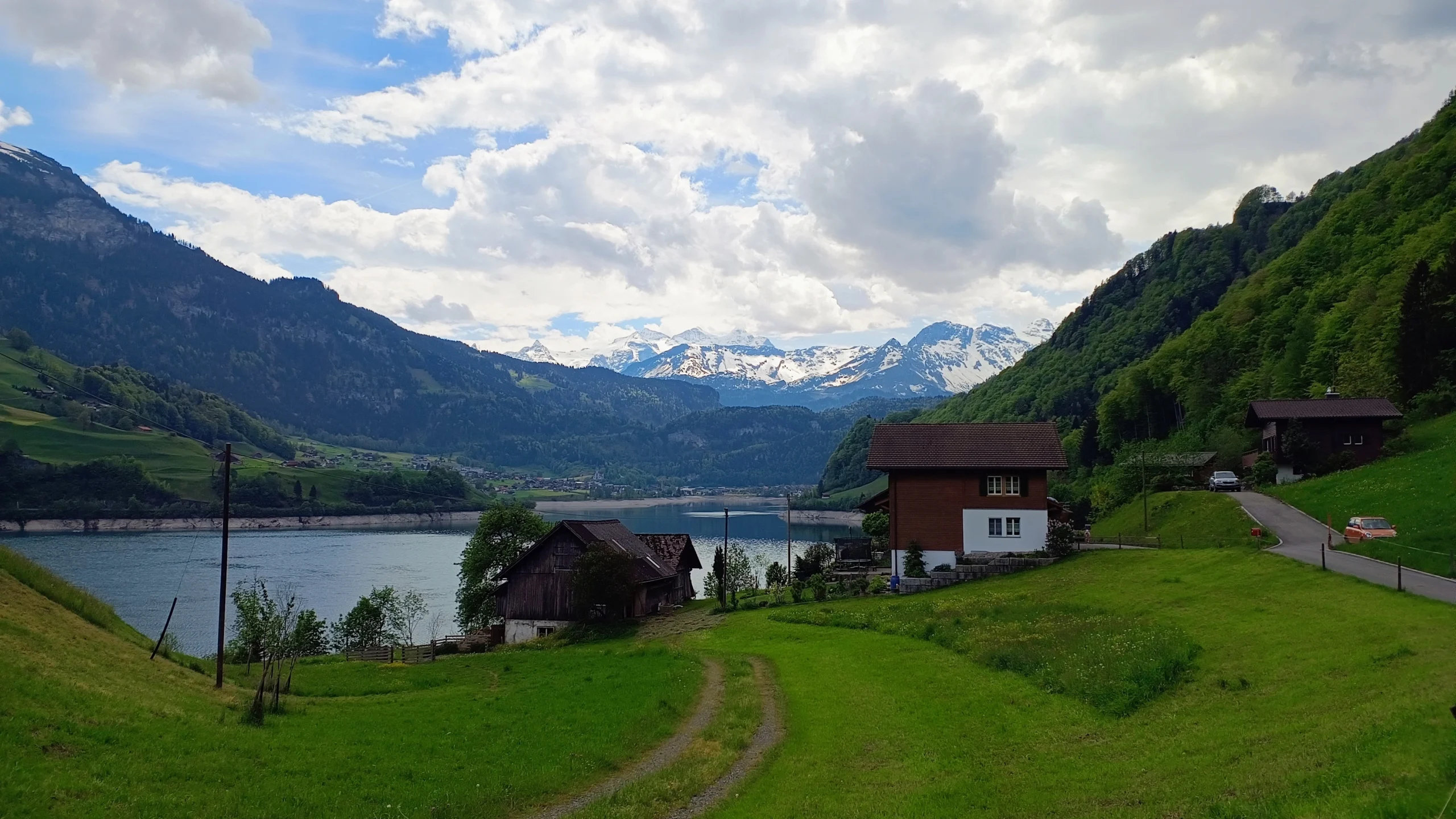 Sicht auf den Lungernsee und die dahinterliegenden Berge