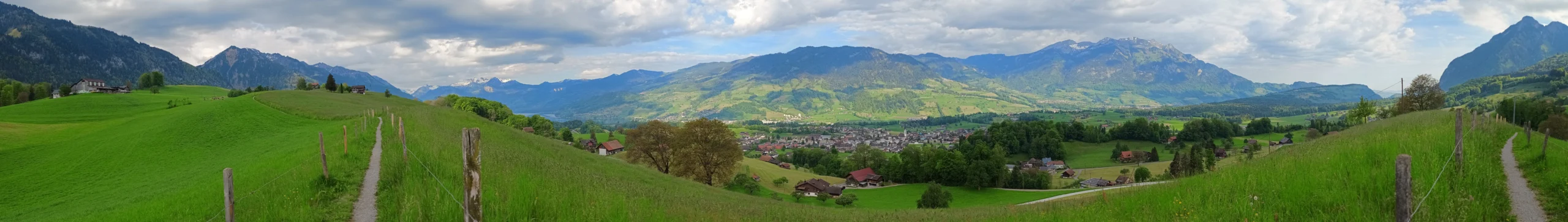 Panoramabild der umliegenden Berge